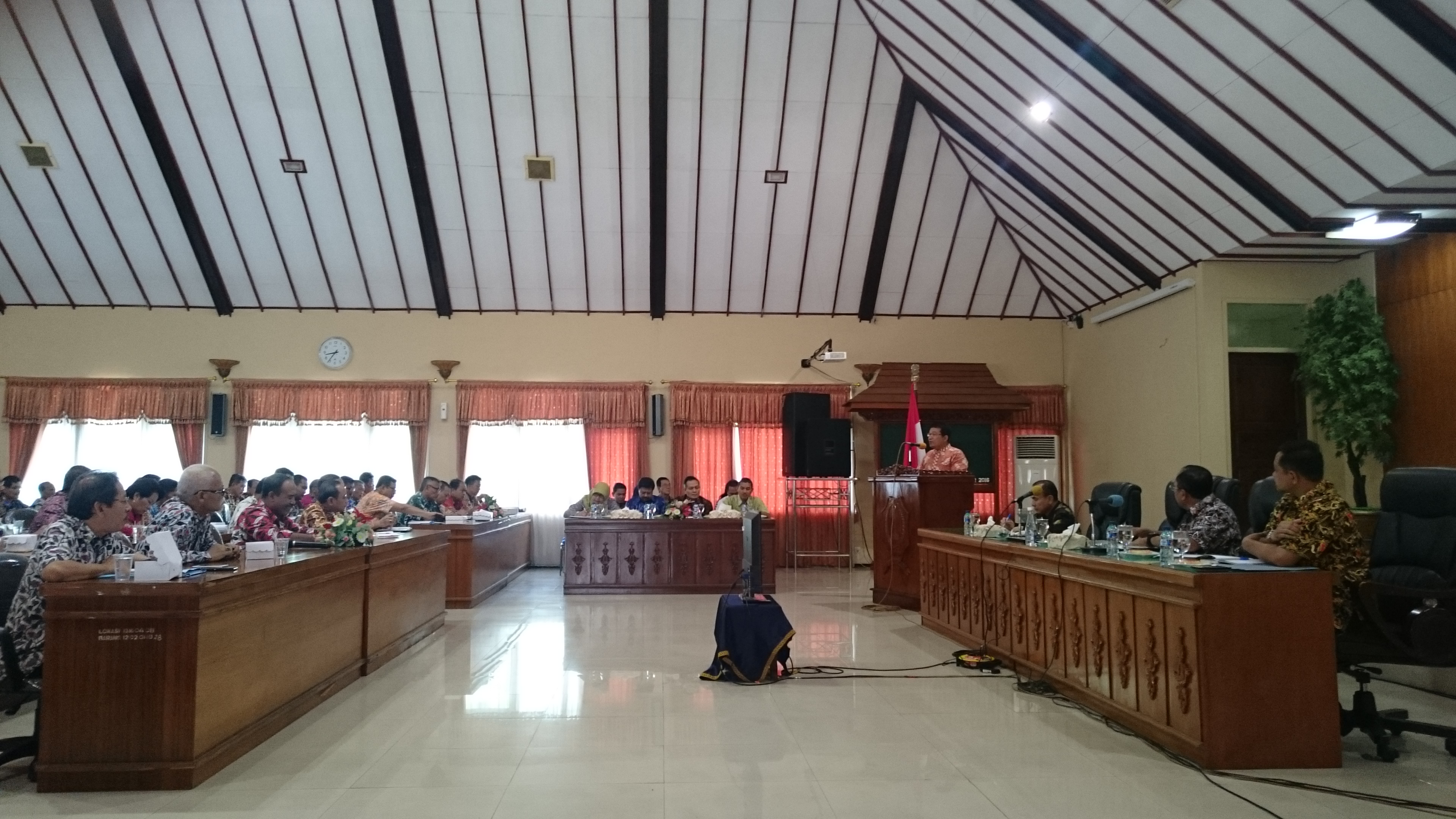 Rapat Evaluasi Jum'at, Bupati memaparkan Open Data Contract
