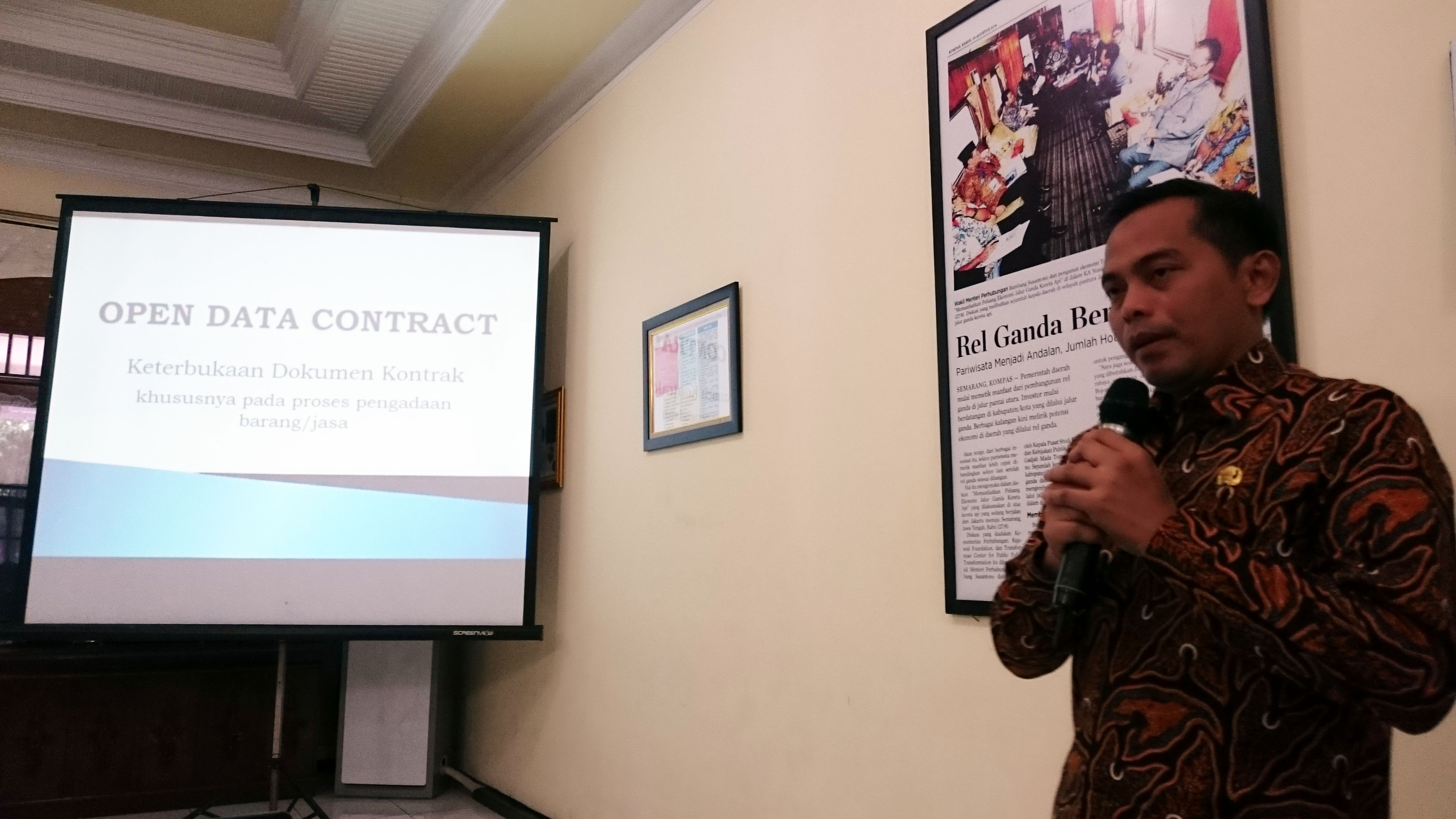 Rapat Evaluasi Jum'at, Kepala Bagian Pembangunan memaparkan Open Data Contract