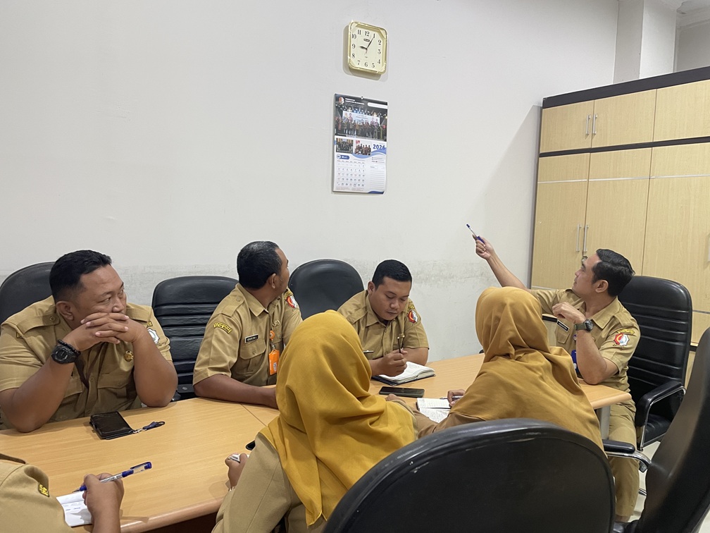 Rapat Internal, Kabag Adm. Pembangunan memimpin rapat Bersama seluruh staf