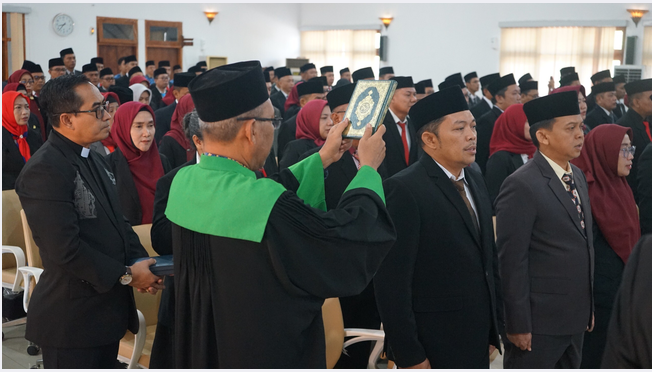 Lantik dan Ambil Sumpah Jabatan 113 Pegawai, Bupati Bojonegoro Tekankan Profesionalitas dalam Pelayanan